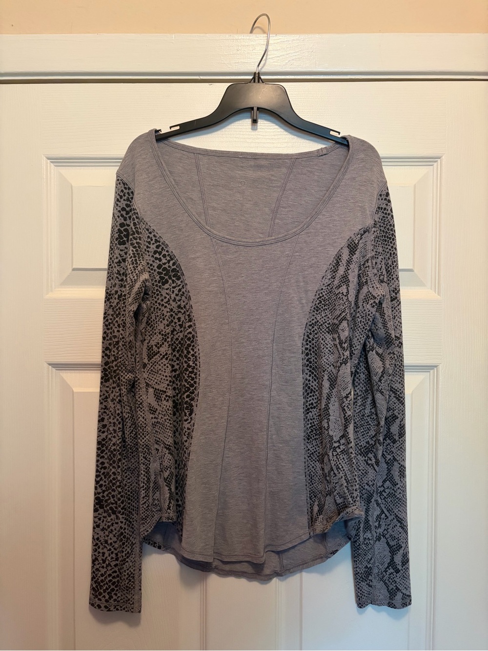 Lululemon Long Sleeve Top Women’s Size 8 Gray Animal Print